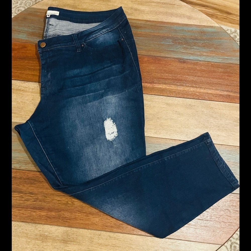 Royalty jeans DrkWash w/slight destruction 24W EUC